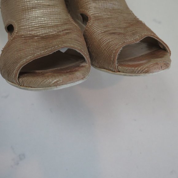 INGLEDEWS-METALLIC GOLD PEEP TOE SANDALS - Picture 11 of 14